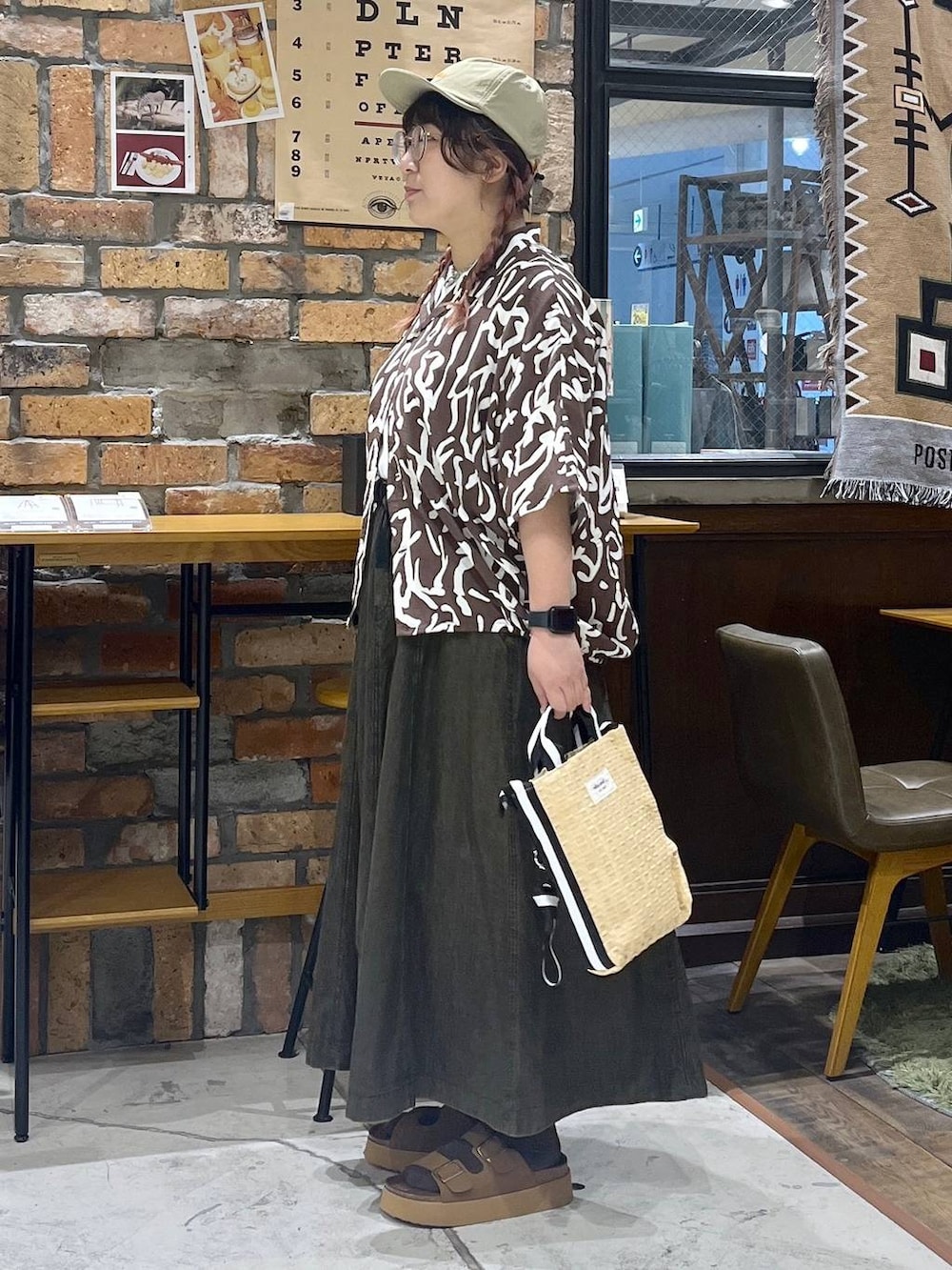 その他のTシャツ/カットソー、ブラウン系のスカート、ブラウン系のサンダルを着用したレディースの夏コーディネートの4枚目の写真
