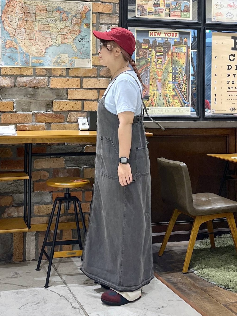 レッド系のスニーカー、ベージュ系のその他パンツ、ブルー系のTシャツ/カットソーを着用したレディースの夏コーディネートの4枚目の写真