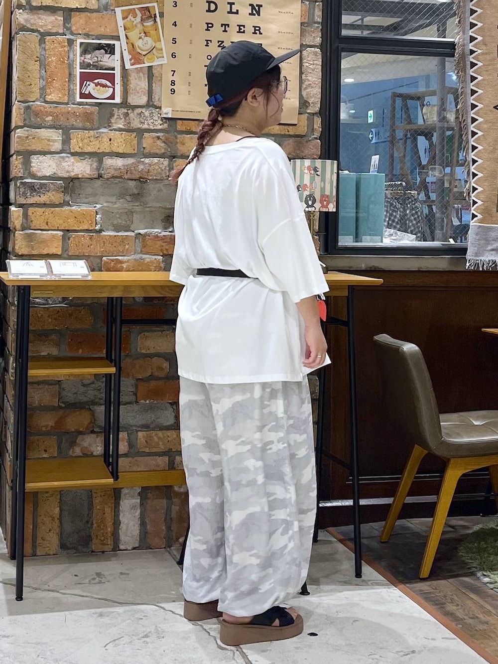 ブラック系のサンダル、グレー系のその他パンツ、ブラック系のキャミソールを着用したレディースの夏コーディネートの6枚目の写真
