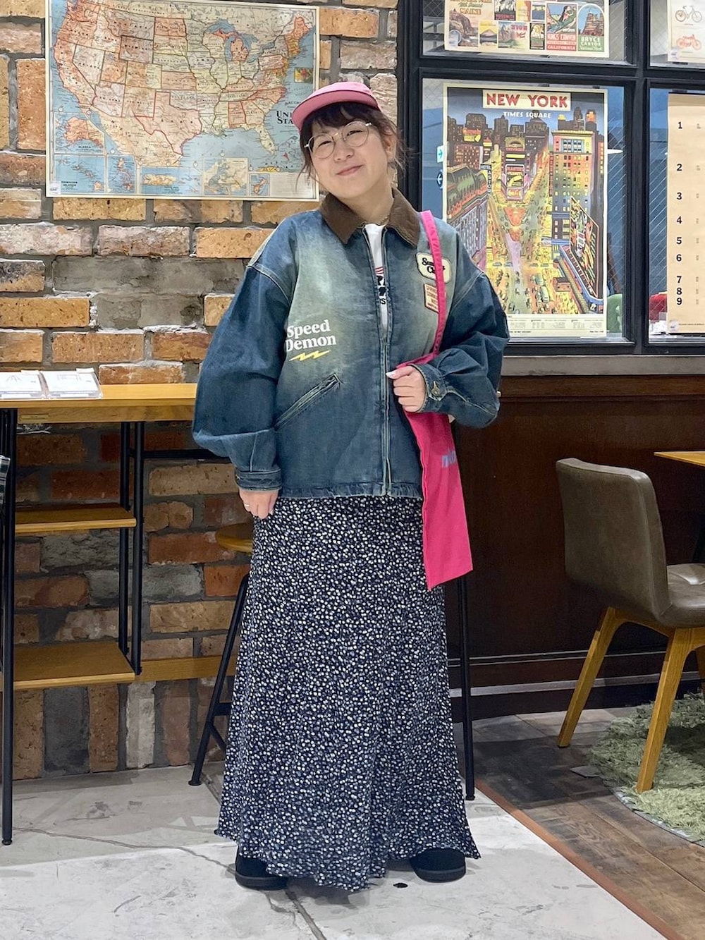 ピンク系のトートバッグ、ブルー系のスカート、ブラック系のモカシン/デッキシューズを着用したレディースの夏コーディネートの6枚目の写真