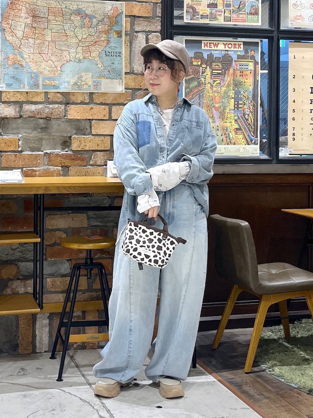 その他のトートバッグ、その他のTシャツ/カットソー、ブルー系のデニムパンツを着用したレディースの夏コーディネートの8枚目の写真