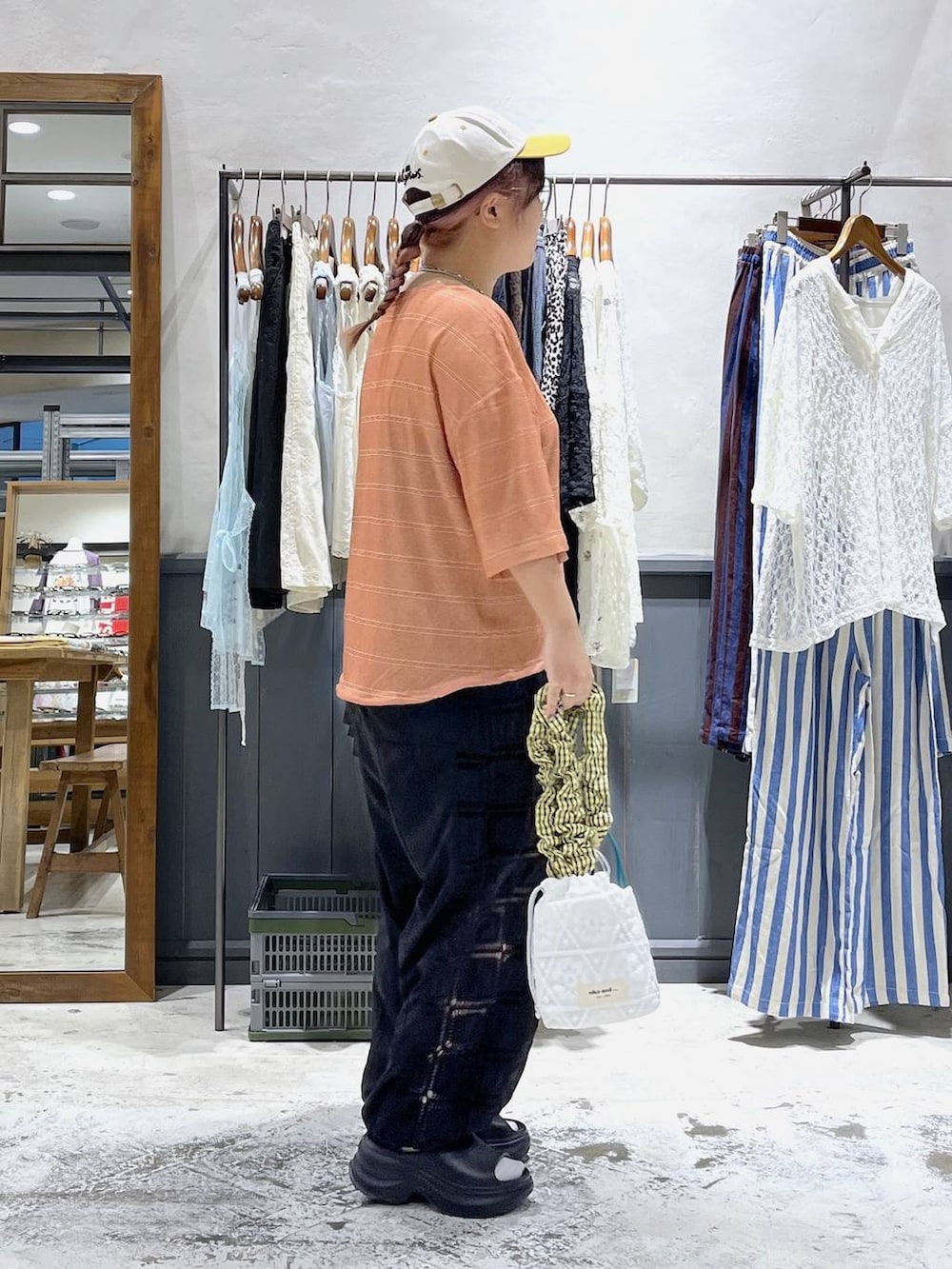 ブラック系のその他パンツ、ブラック系のキャミソール、ブラック系のサンダルを着用したレディースの夏コーディネートの5枚目の写真
