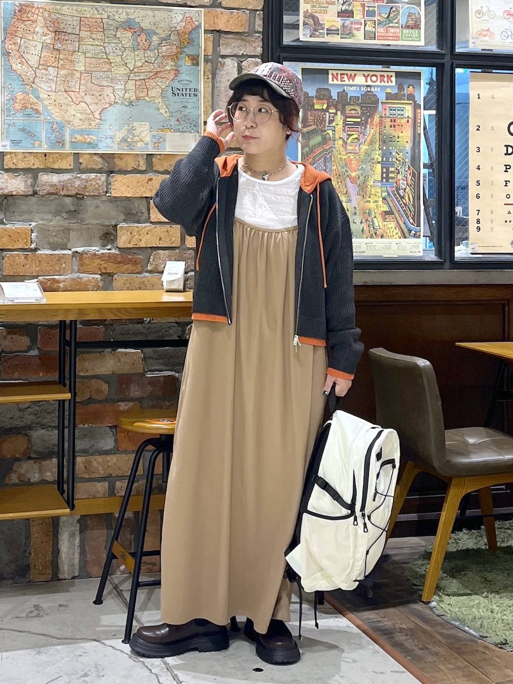 ホワイト系のTシャツ/カットソー、ベージュ系のワンピース、ベージュ系のバックパック/リュックを着用したレディースの秋コーディネートの3枚目の写真