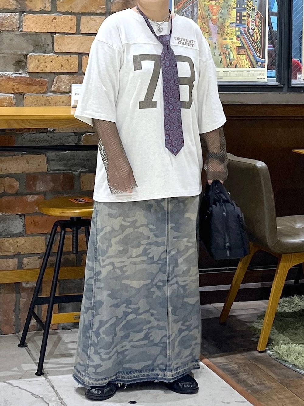 ブラック系のローファー、ベージュ系のTシャツ/カットソー、その他のネクタイを着用したレディースの夏コーディネートの2枚目の写真