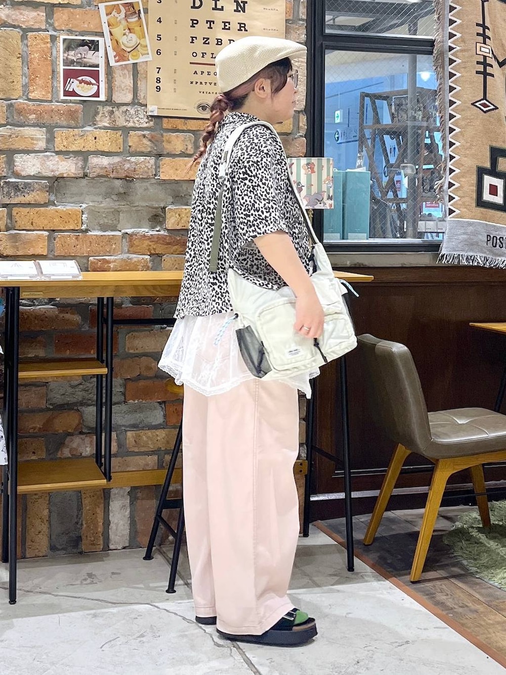 ピンク系のその他パンツ、ブラック系のサンダル、ホワイト系のシャツ/ブラウスを着用したレディースの春コーディネートの6枚目の写真