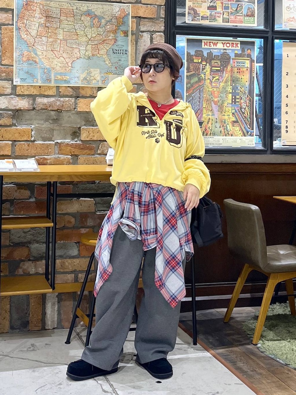 イエロー系のパーカー、レッド系のTシャツ/カットソー、ブラック系のモカシン/デッキシューズを着用したレディースの秋コーディネートの3枚目の写真
