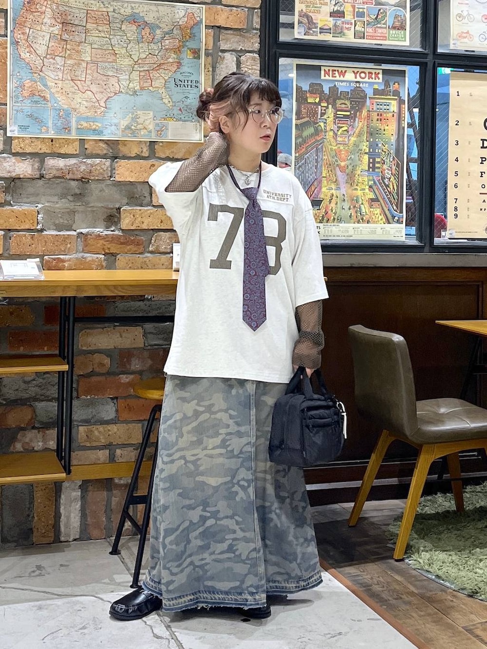 ブラック系のローファー、ベージュ系のTシャツ/カットソー、その他のネクタイを着用したレディースの夏コーディネートの7枚目の写真