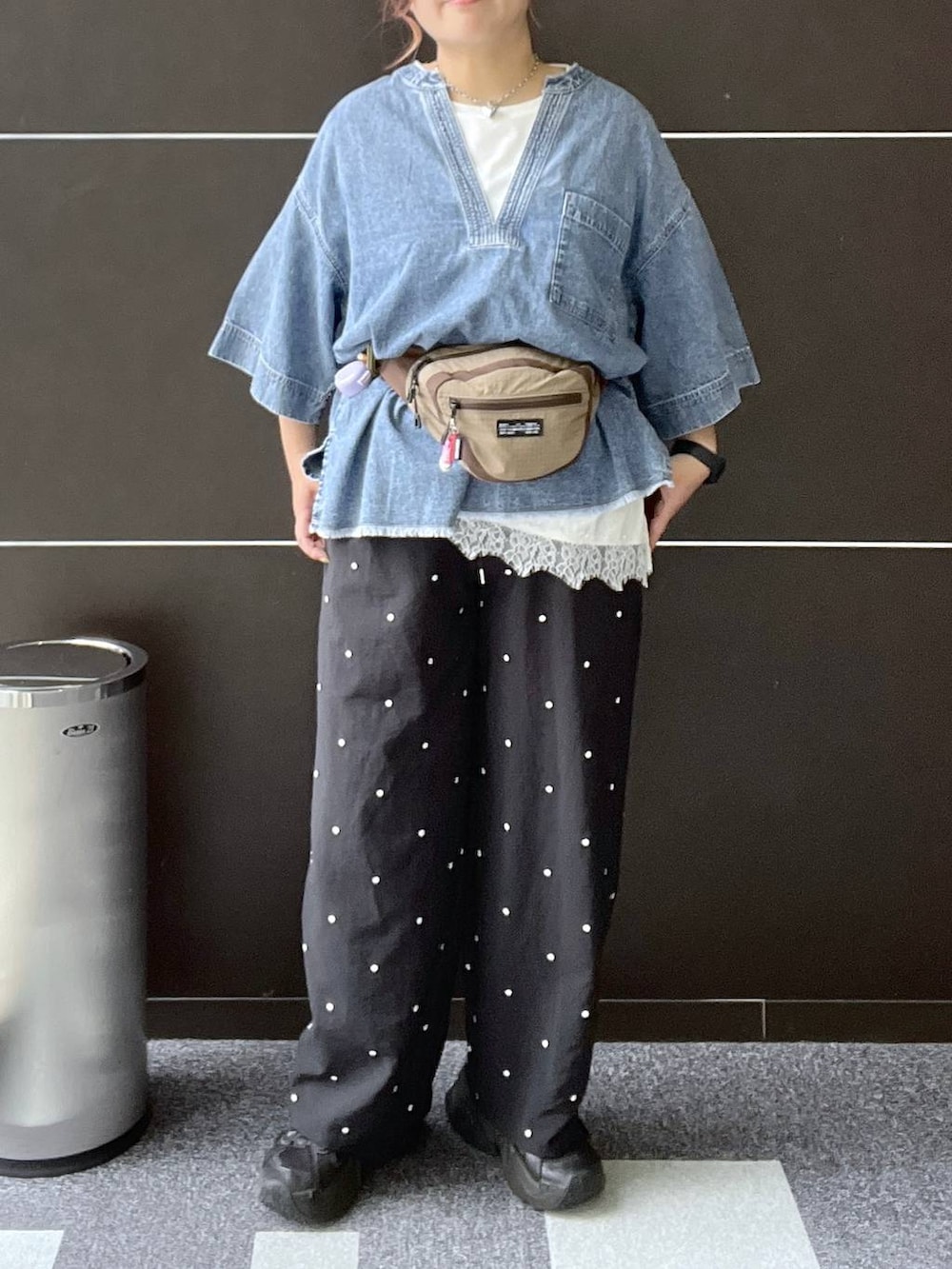 ベージュ系のボディバッグ/ウエストポーチ、ブラック系のその他パンツ、ブルー系のシャツ/ブラウスを着用したレディースの夏コーディネートの2枚目の写真