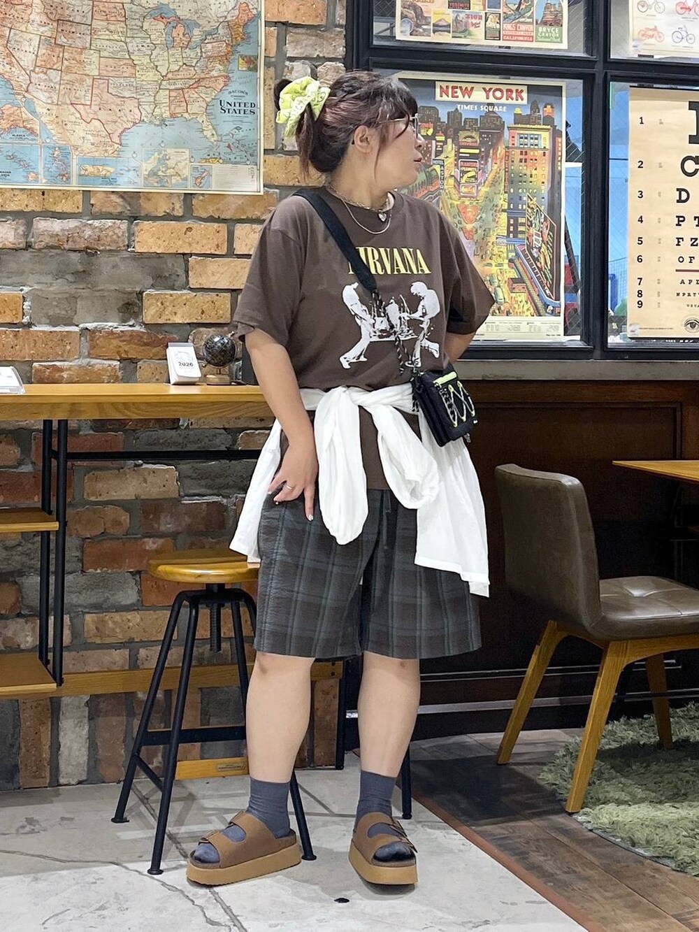 ブラウン系のその他パンツ、ホワイト系のシャツ/ブラウス、ブラウン系のサンダルを着用したレディースの夏コーディネートの7枚目の写真