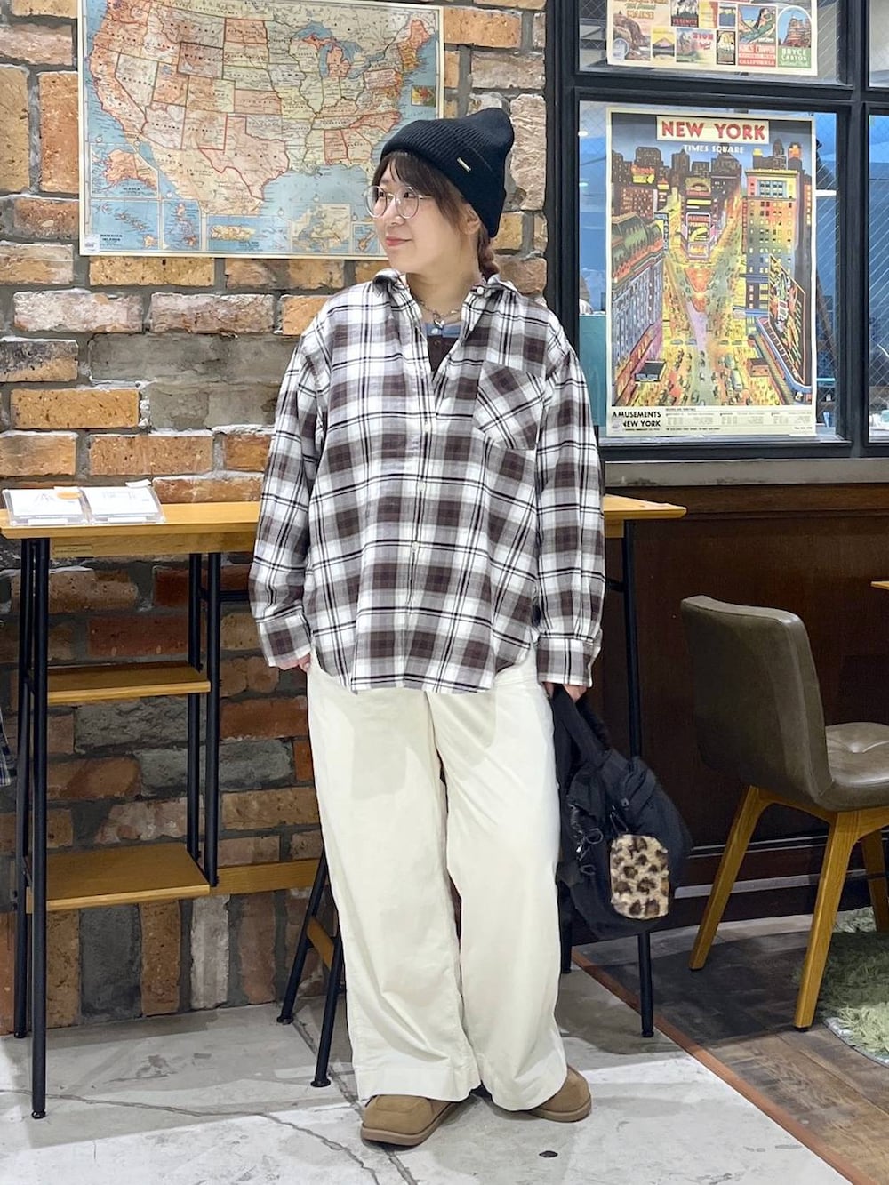 ブラック系のトートバッグ、ブラウン系のTシャツ/カットソー、イエロー系のモカシン/デッキシューズを着用したレディースの秋コーディネートの3枚目の写真