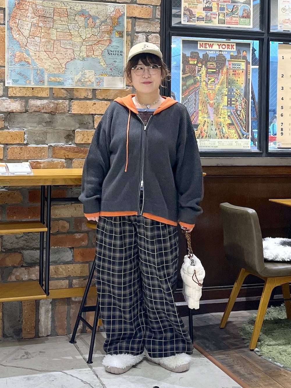 ホワイト系のスリッポン、ブラウン系のTシャツ/カットソー、ベージュ系のショルダーバッグを着用したレディースの秋コーディネートの8枚目の写真