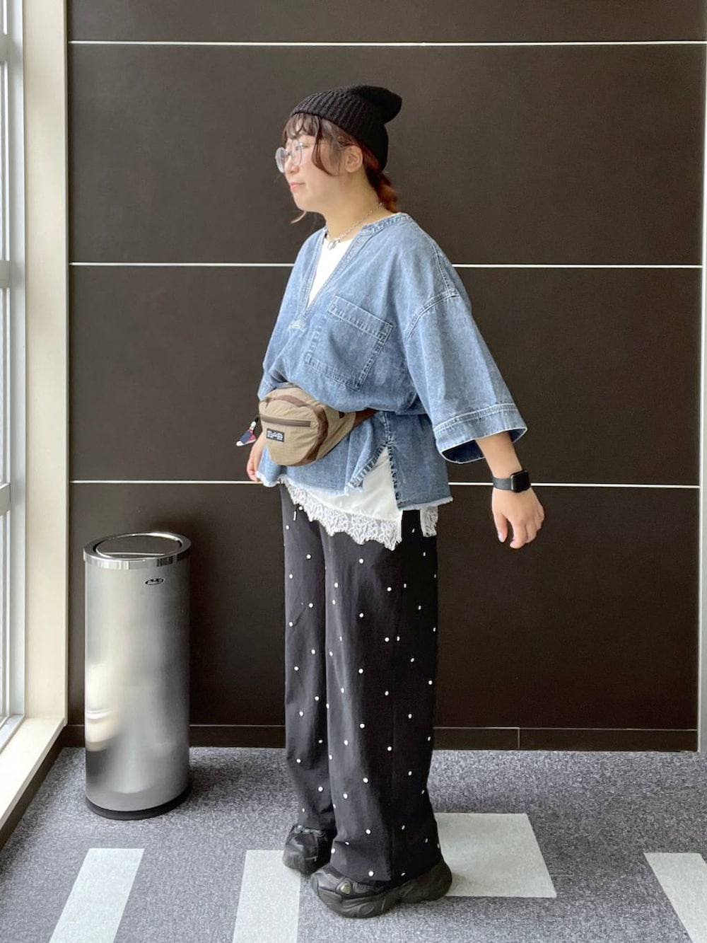 ベージュ系のボディバッグ/ウエストポーチ、ブラック系のその他パンツ、ブルー系のシャツ/ブラウスを着用したレディースの夏コーディネートの5枚目の写真