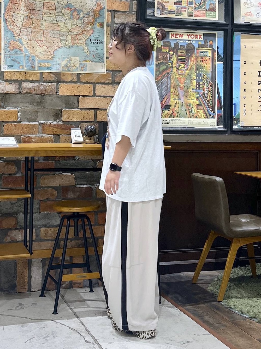 ブラウン系のその他パンツ、その他のサンダル、ブルー系のトートバッグを着用したレディースの夏コーディネートの4枚目の写真
