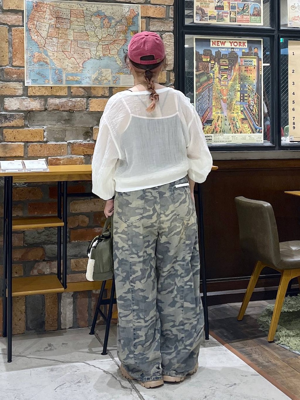 その他のボストンバッグ、グリーン系のデニムパンツ、ベージュ系のスニーカーを着用したレディースの夏コーディネートの5枚目の写真