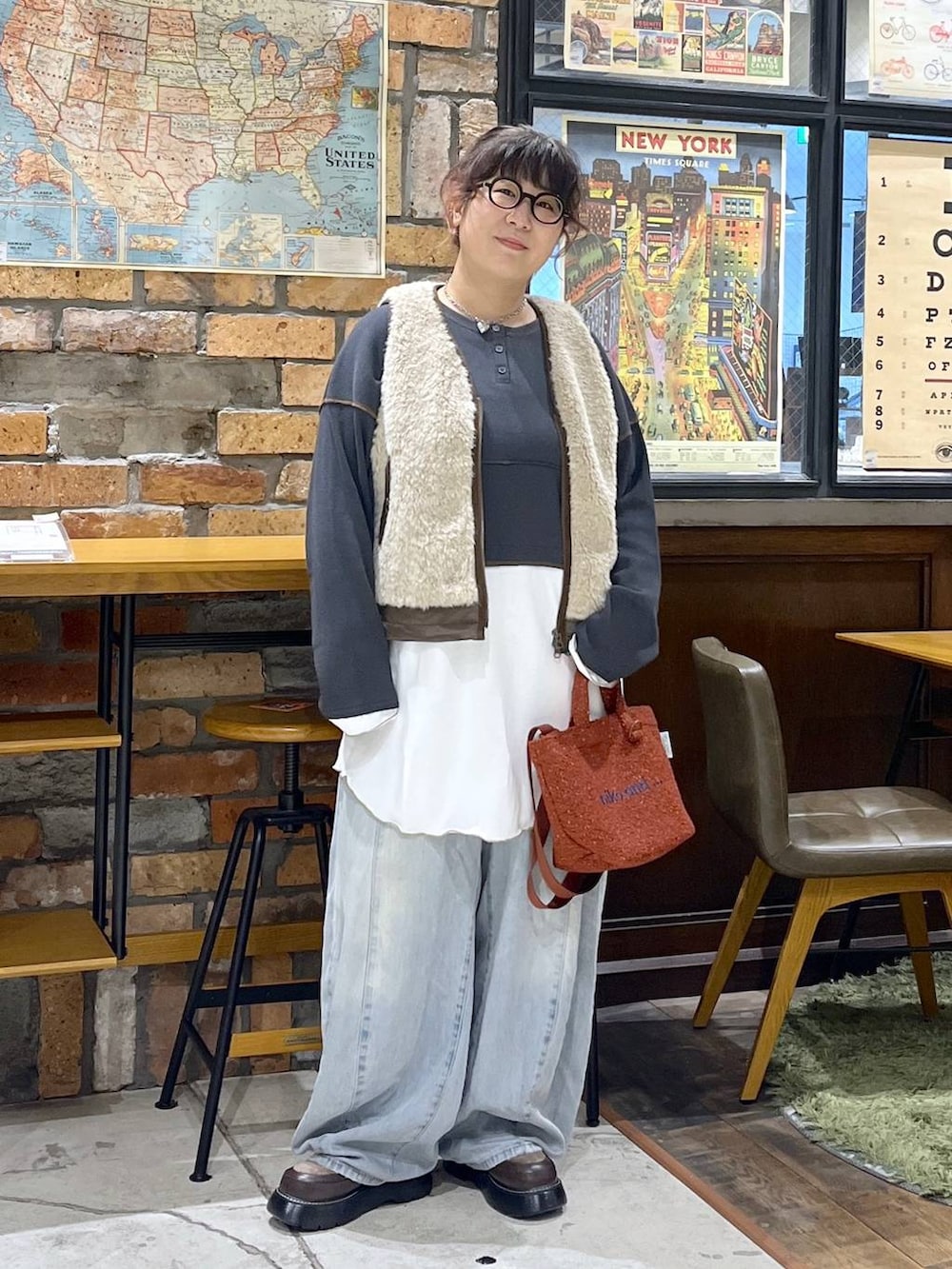 レッド系のショルダーバッグ、グレー系のワンピース、その他のドレスシューズを着用したレディースの秋コーディネートの9枚目の写真
