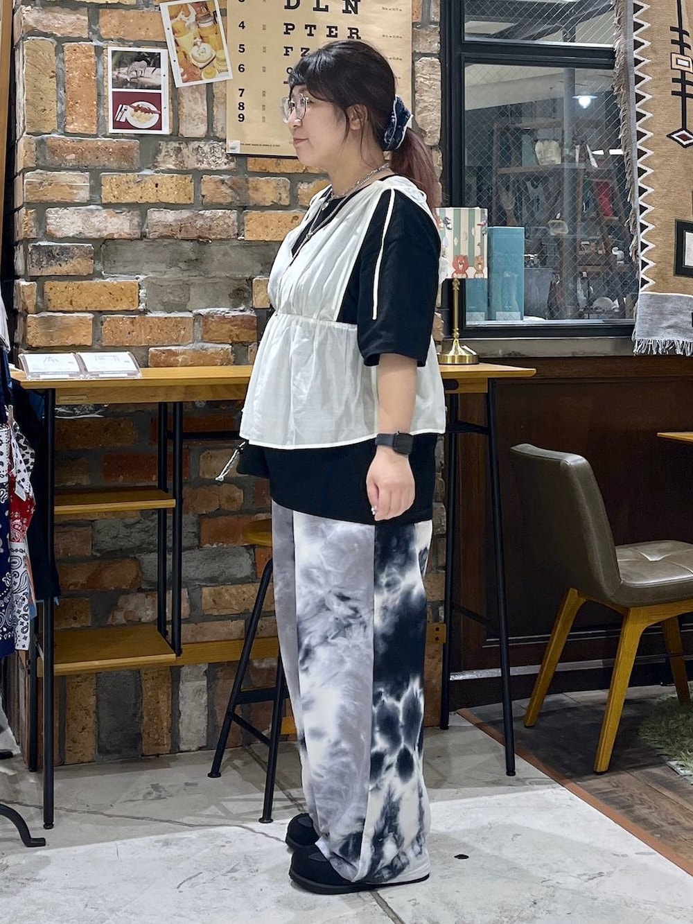 その他のTシャツ/カットソー、ブラック系のスニーカー、ブラック系のショルダーバッグを着用したレディースの夏コーディネートの3枚目の写真
