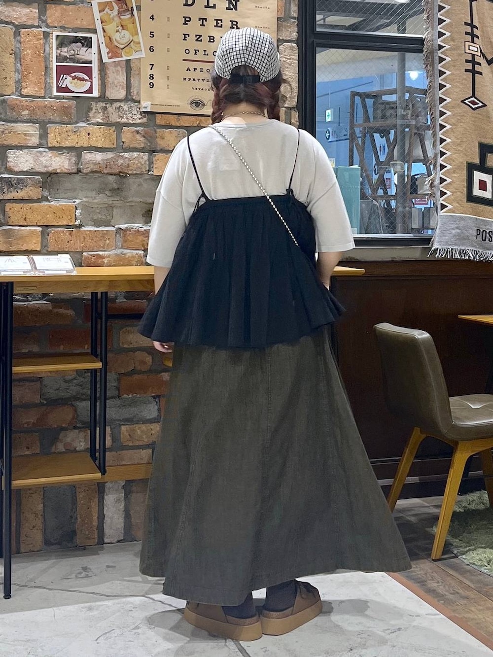 ブラウン系のスカート、ブラウン系のサンダル、グレー系のショルダーバッグを着用したレディースの春コーディネートの5枚目の写真