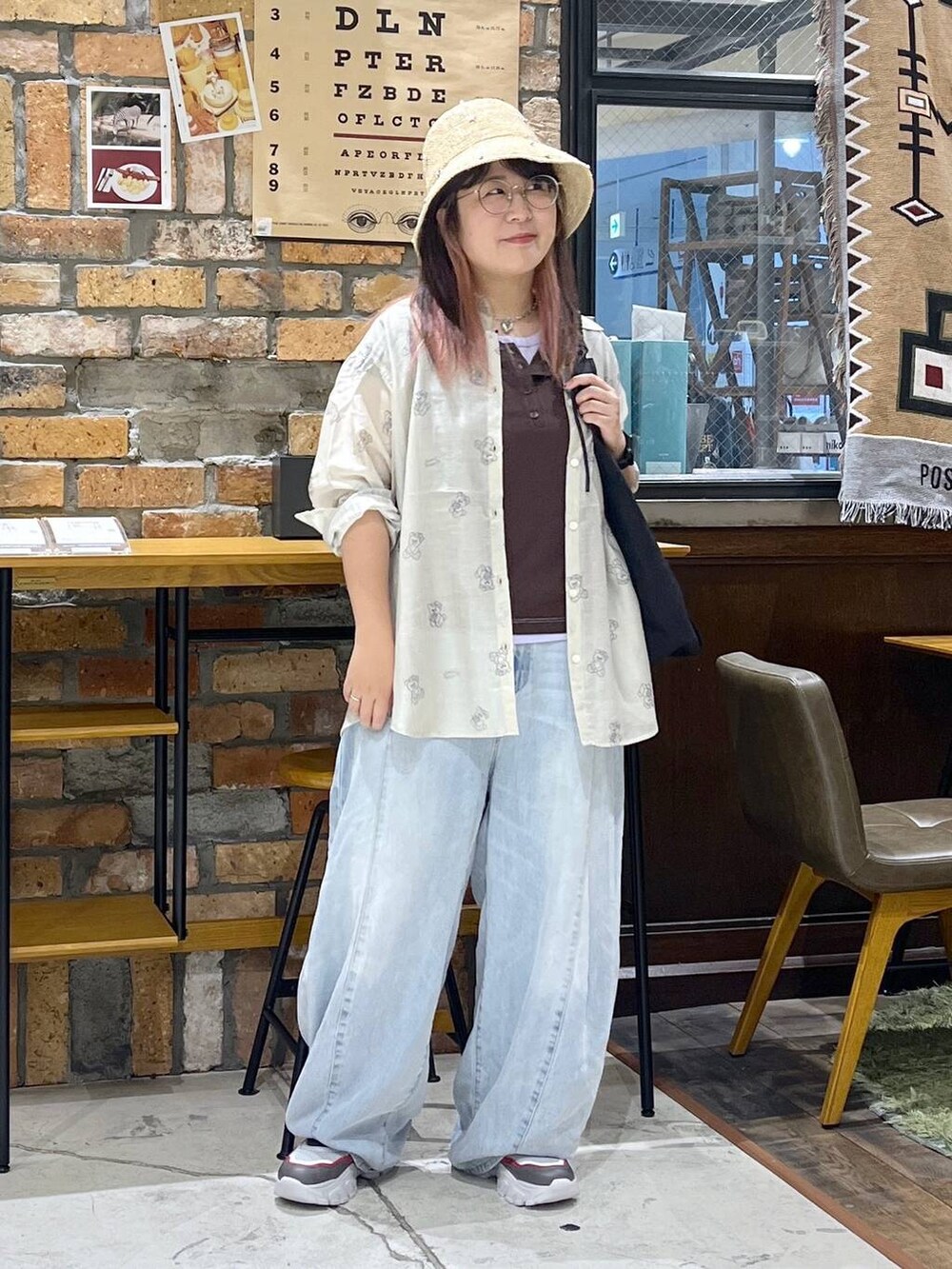 ブルー系のデニムパンツ、その他のスニーカー、ブラック系のトートバッグを着用したレディースの夏コーディネートの8枚目の写真