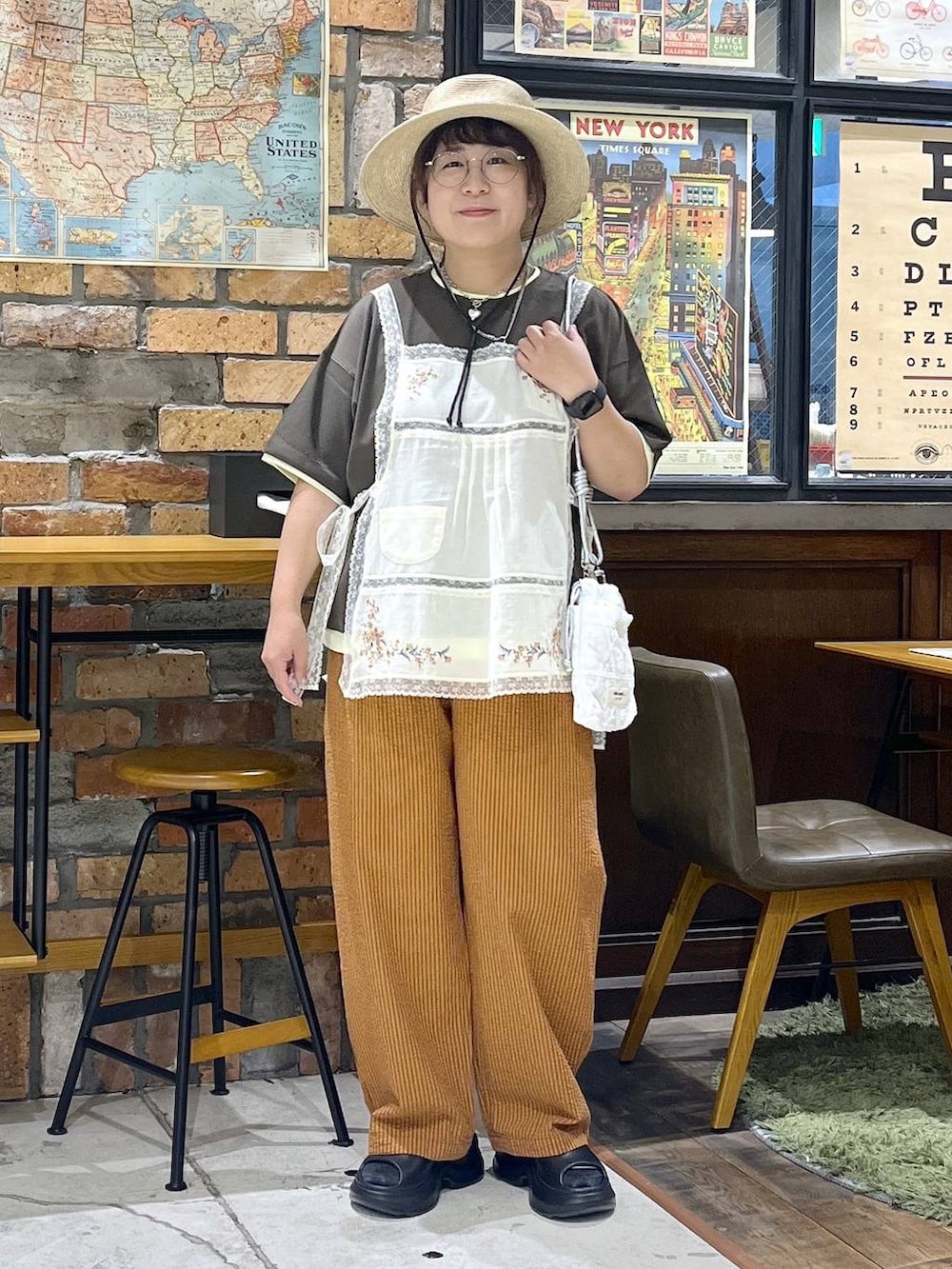 ブラック系のサンダル、ホワイト系のショルダーバッグ、ブラウン系のTシャツ/カットソーを着用したレディースの夏コーディネートの3枚目の写真