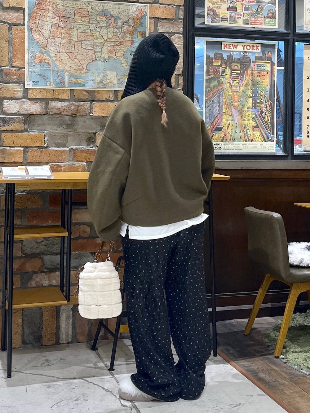 ホワイト系のその他パンツ、ブルー系のTシャツ/カットソー、ホワイト系のスリッポンを着用したレディースの秋コーディネートの4枚目の写真