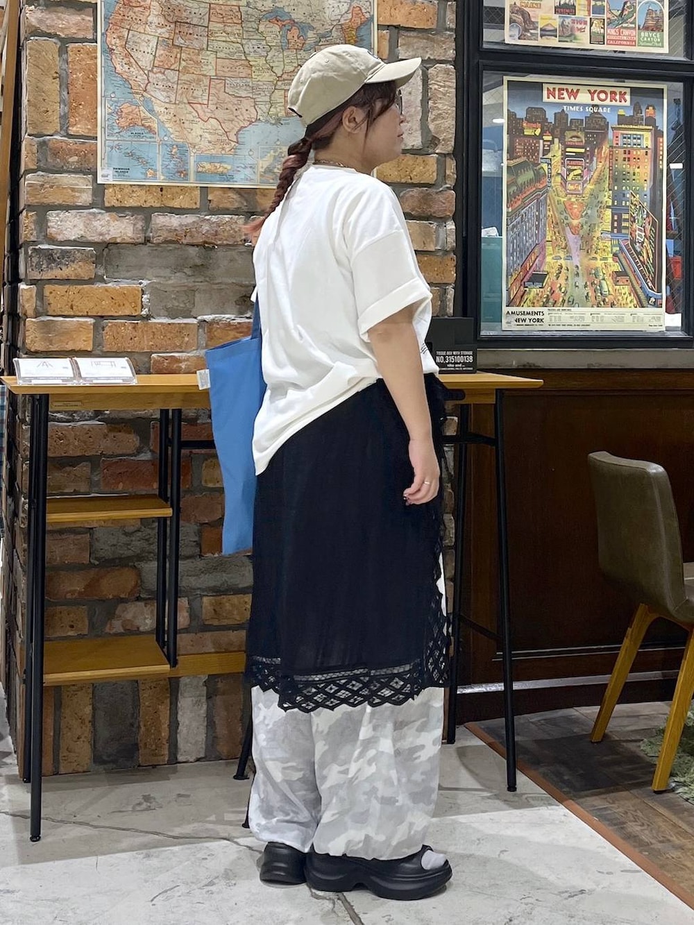 ブルー系のトートバッグ、グレー系のスカート、グレー系のその他パンツを着用したレディースの夏コーディネートの6枚目の写真