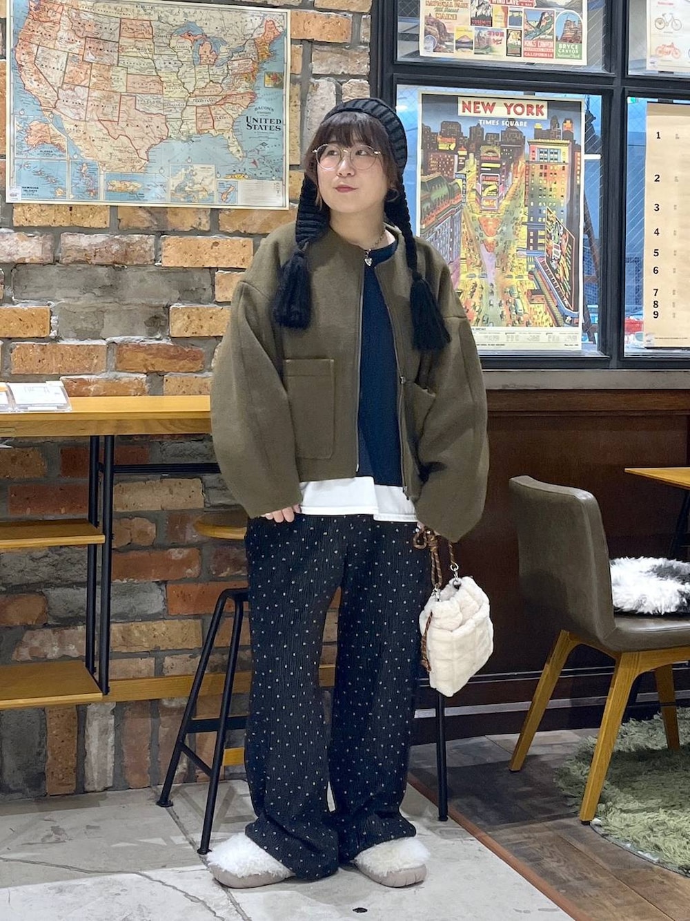 ホワイト系のその他パンツ、ブルー系のTシャツ/カットソー、ホワイト系のスリッポンを着用したレディースの秋コーディネートの6枚目の写真