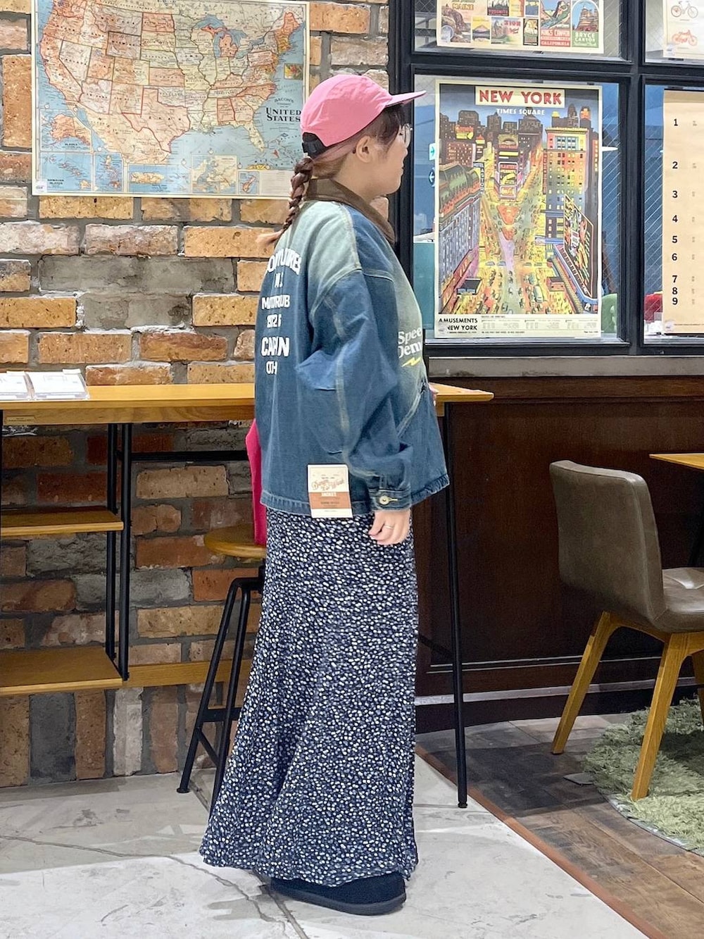 ピンク系のトートバッグ、ブルー系のスカート、ブラック系のモカシン/デッキシューズを着用したレディースの夏コーディネートの4枚目の写真