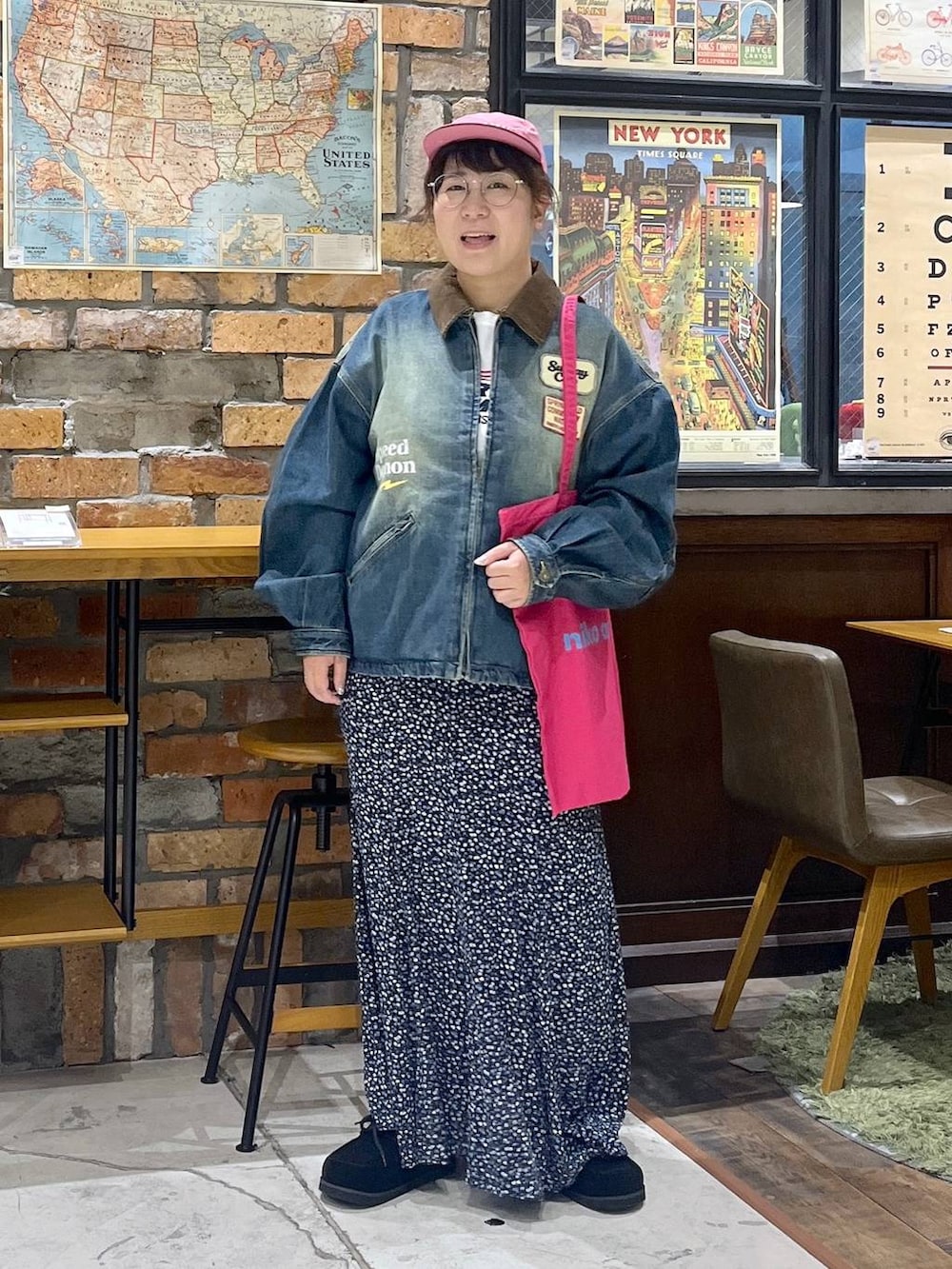 ピンク系のトートバッグ、ブルー系のスカート、ブラック系のモカシン/デッキシューズを着用したレディースの夏コーディネートの3枚目の写真