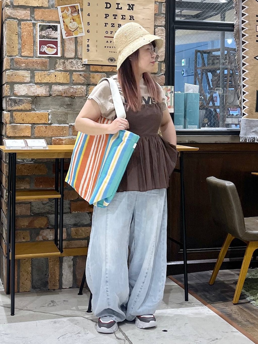 ブルー系のデニムパンツ、その他のスニーカー、レッド系のトートバッグを着用したレディースの夏コーディネートの8枚目の写真