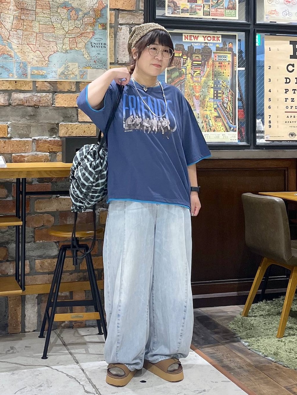 ブルー系のデニムパンツ、ブラウン系のサンダル、その他のバックパック/リュックを着用したレディースの夏コーディネートの7枚目の写真