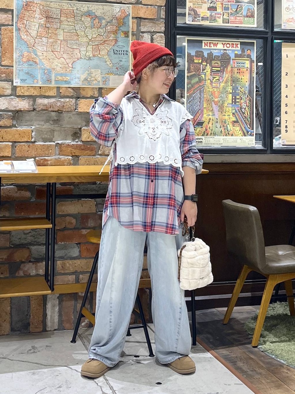 ホワイト系のベスト、ブルー系のデニムパンツ、イエロー系のモカシン/デッキシューズを着用したレディースの秋コーディネートの7枚目の写真