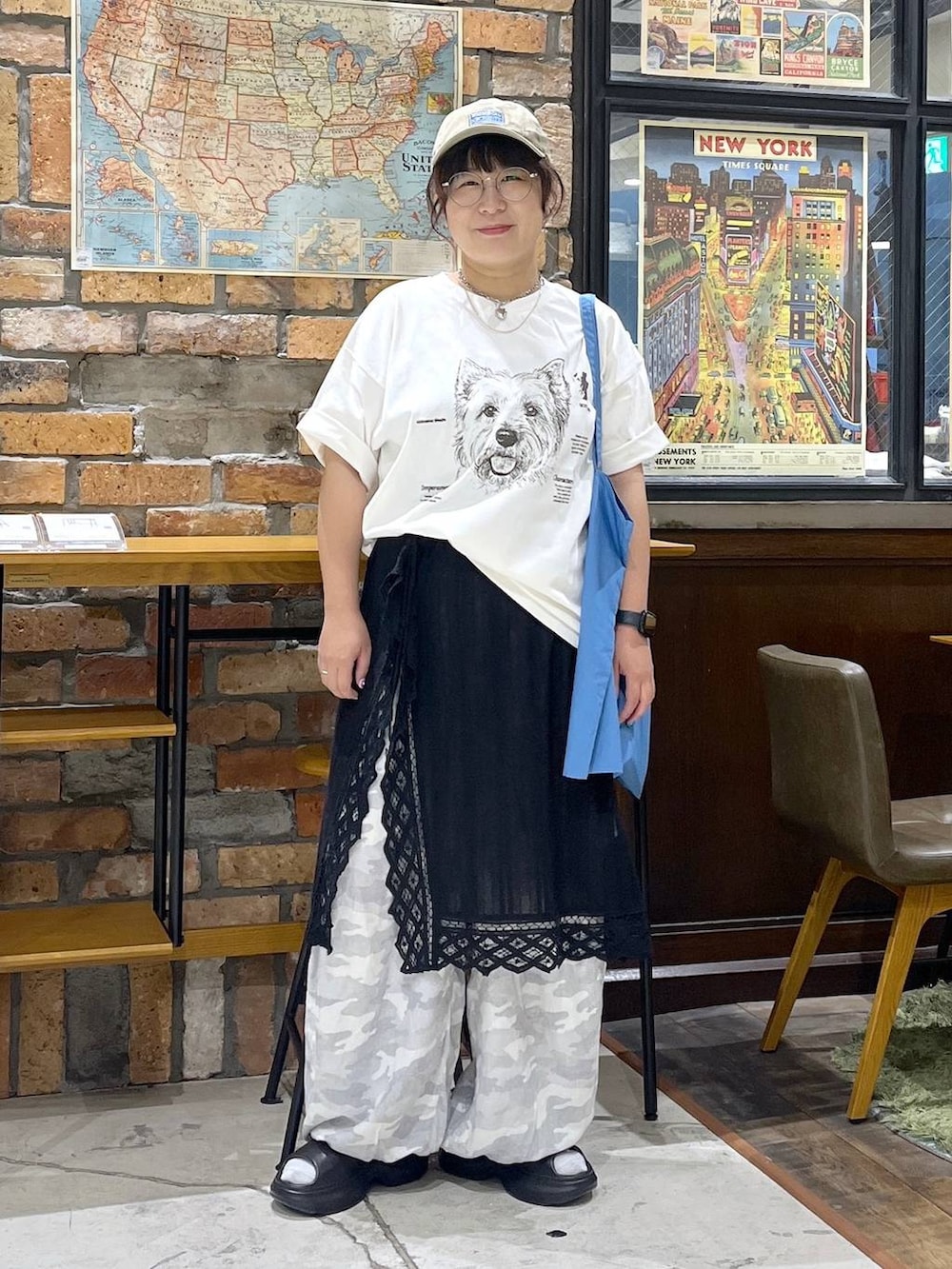 ブルー系のトートバッグ、グレー系のスカート、グレー系のその他パンツを着用したレディースの夏コーディネートの8枚目の写真