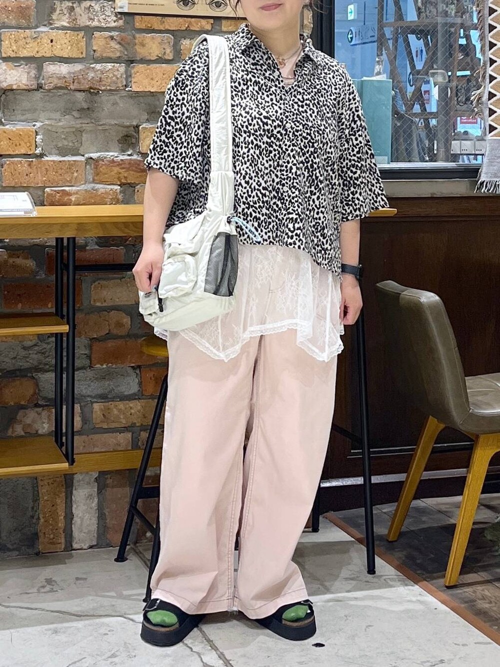 ピンク系のその他パンツ、ブラック系のサンダル、ホワイト系のシャツ/ブラウスを着用したレディースの春コーディネートの2枚目の写真