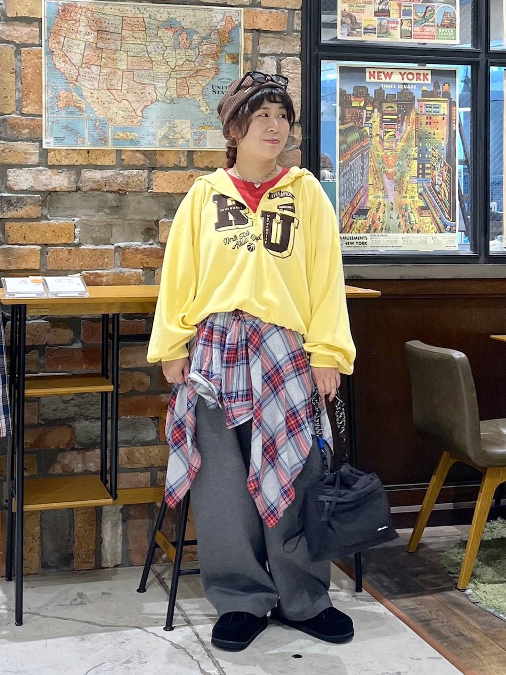 イエロー系のパーカー、レッド系のTシャツ/カットソー、ブラック系のモカシン/デッキシューズを着用したレディースの秋コーディネートの9枚目の写真