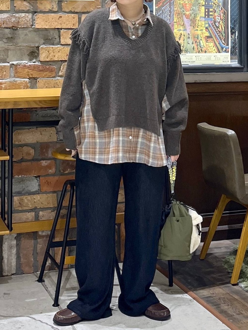 ブラウン系のローファー、ブラック系のその他パンツ、ブラウン系のニット/セーターを着用したレディースの秋コーディネートの2枚目の写真