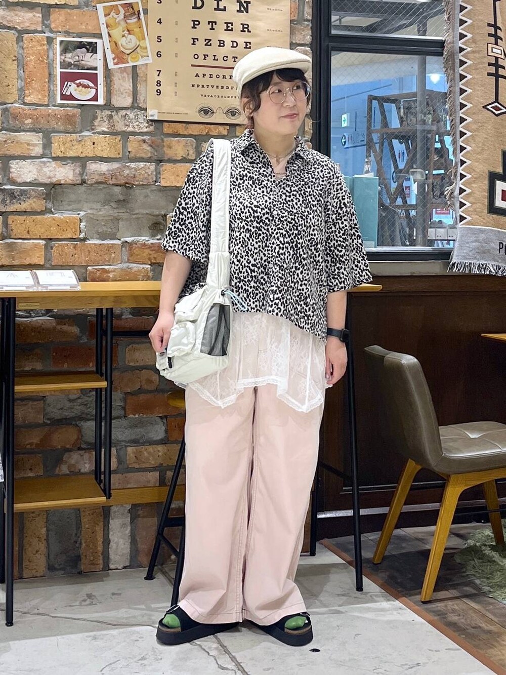 ピンク系のその他パンツ、ブラック系のサンダル、ホワイト系のシャツ/ブラウスを着用したレディースの春コーディネートの8枚目の写真