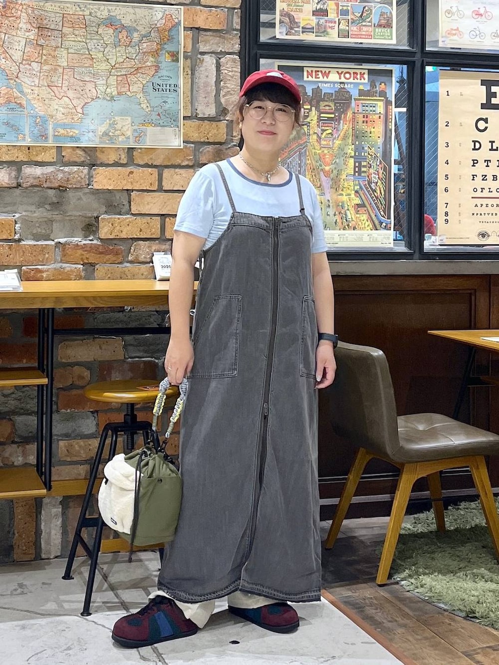 レッド系のスニーカー、ベージュ系のその他パンツ、ブルー系のTシャツ/カットソーを着用したレディースの夏コーディネートの8枚目の写真