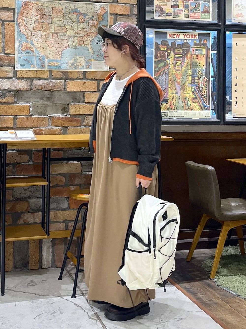 ホワイト系のTシャツ/カットソー、ベージュ系のワンピース、ベージュ系のバックパック/リュックを着用したレディースの秋コーディネートの4枚目の写真