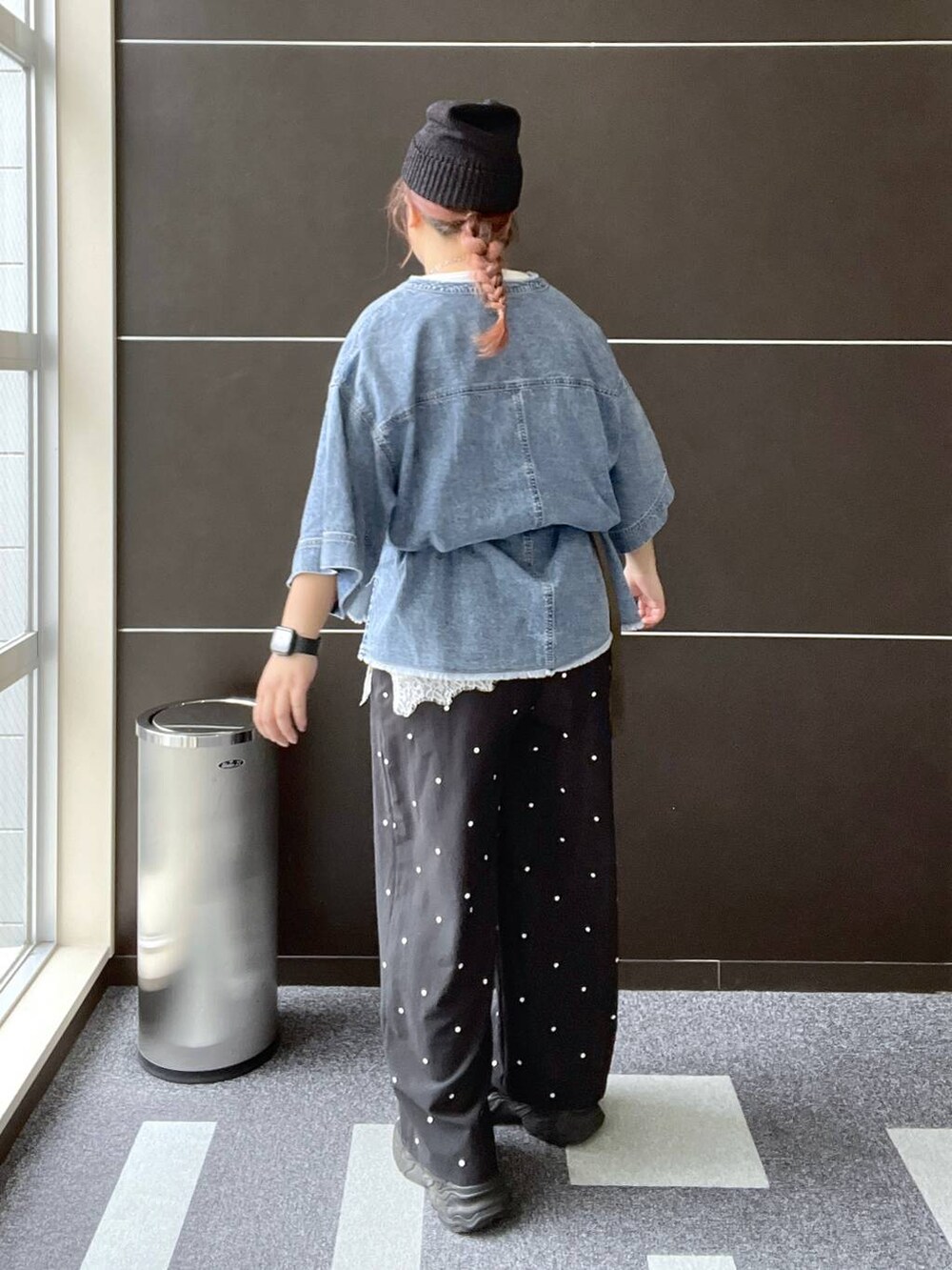 ベージュ系のボディバッグ/ウエストポーチ、ブラック系のその他パンツ、ブルー系のシャツ/ブラウスを着用したレディースの夏コーディネートの6枚目の写真