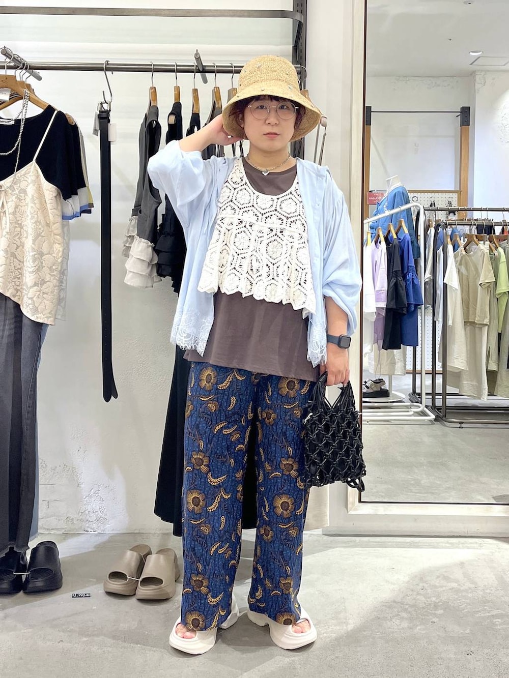 ホワイト系のその他トップス、ブルー系のシャツ/ブラウス、ブラウン系のTシャツ/カットソーを着用したレディースの夏コーディネートの5枚目の写真