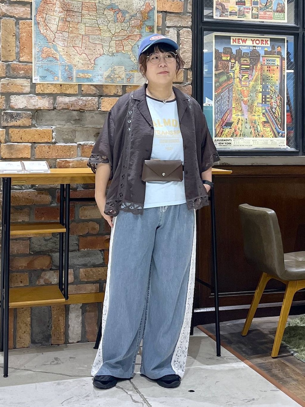 ブラック系のバレエシューズ、ブルー系のTシャツ/カットソー、ブルー系のデニムパンツを着用したレディースの夏コーディネートの8枚目の写真