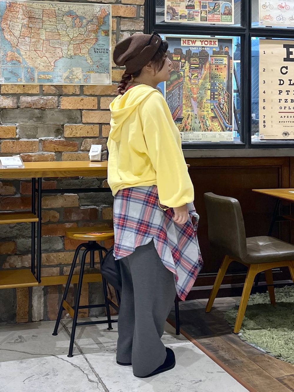 イエロー系のパーカー、レッド系のTシャツ/カットソー、ブラック系のモカシン/デッキシューズを着用したレディースの秋コーディネートの6枚目の写真
