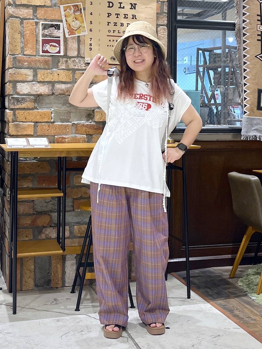 ブラック系のサンダル、ホワイト系のTシャツ/カットソー、グレー系のバックパック/リュックを着用したレディースの夏コーディネートの3枚目の写真