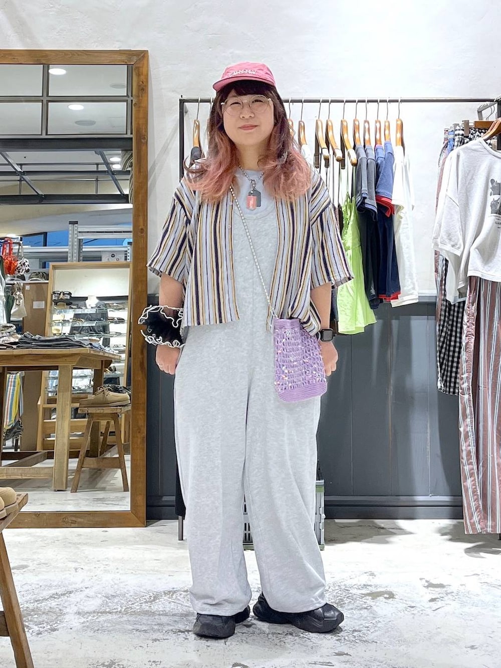 ブルー系のシャツ/ブラウス、グレー系のつなぎ/オールインワン、パープル系のショルダーバッグを着用したレディースの夏コーディネートの3枚目の写真