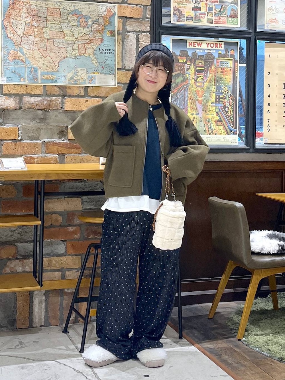 ホワイト系のその他パンツ、ブルー系のTシャツ/カットソー、ホワイト系のスリッポンを着用したレディースの秋コーディネートの3枚目の写真