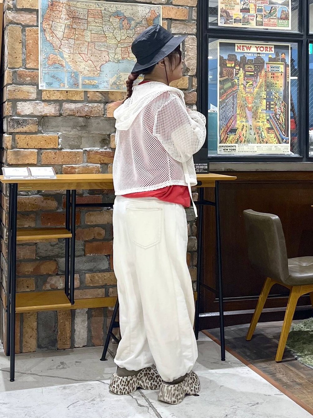 ベージュ系のデニムパンツ、その他のサンダル、ホワイト系のパーカーを着用したレディースの夏コーディネートの5枚目の写真