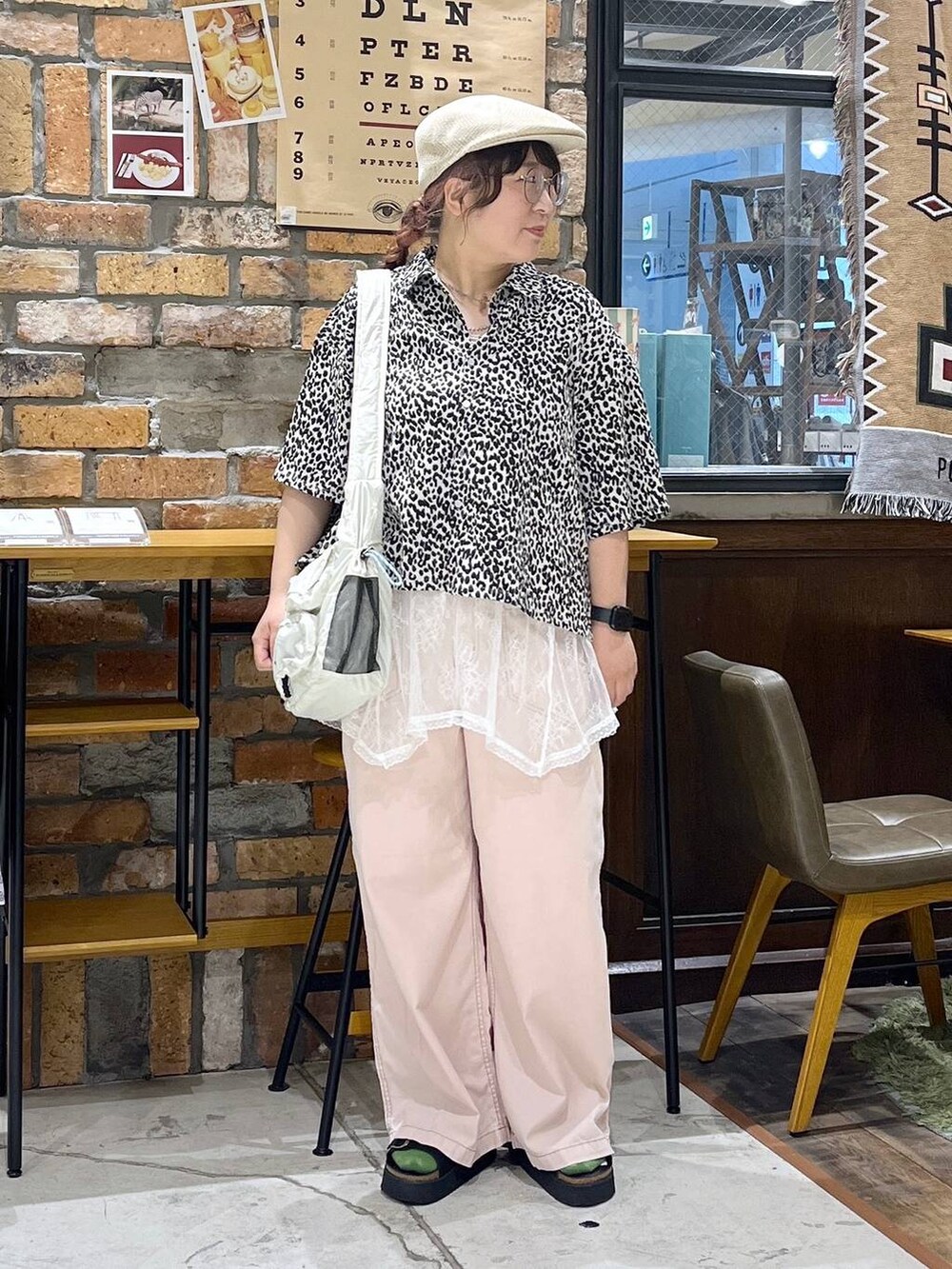 ピンク系のその他パンツ、ブラック系のサンダル、ホワイト系のシャツ/ブラウスを着用したレディースの春コーディネートの7枚目の写真