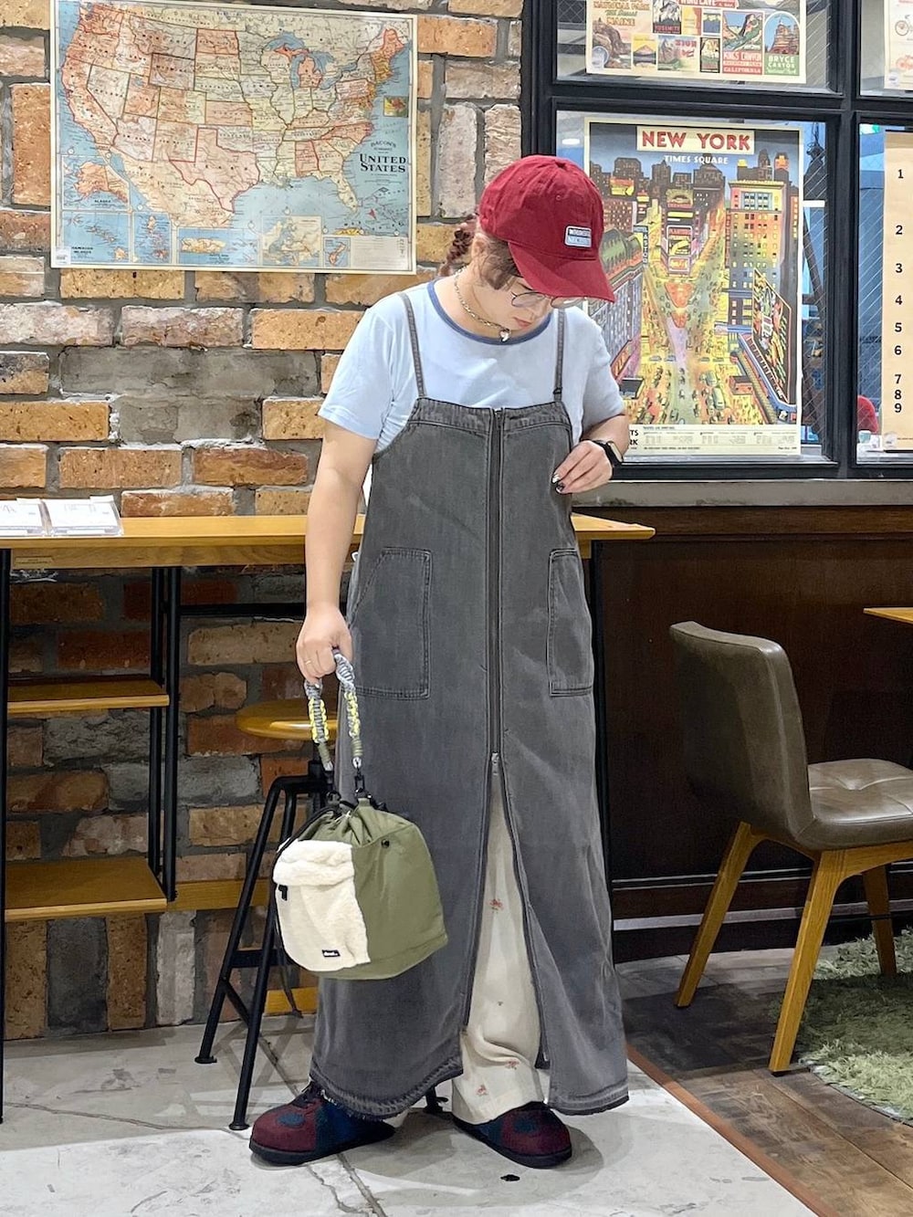 レッド系のスニーカー、ベージュ系のその他パンツ、ブルー系のTシャツ/カットソーを着用したレディースの夏コーディネートの6枚目の写真