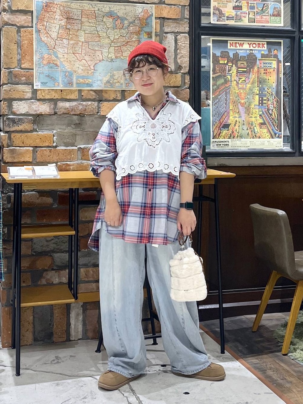 ホワイト系のベスト、ブルー系のデニムパンツ、イエロー系のモカシン/デッキシューズを着用したレディースの秋コーディネートの9枚目の写真