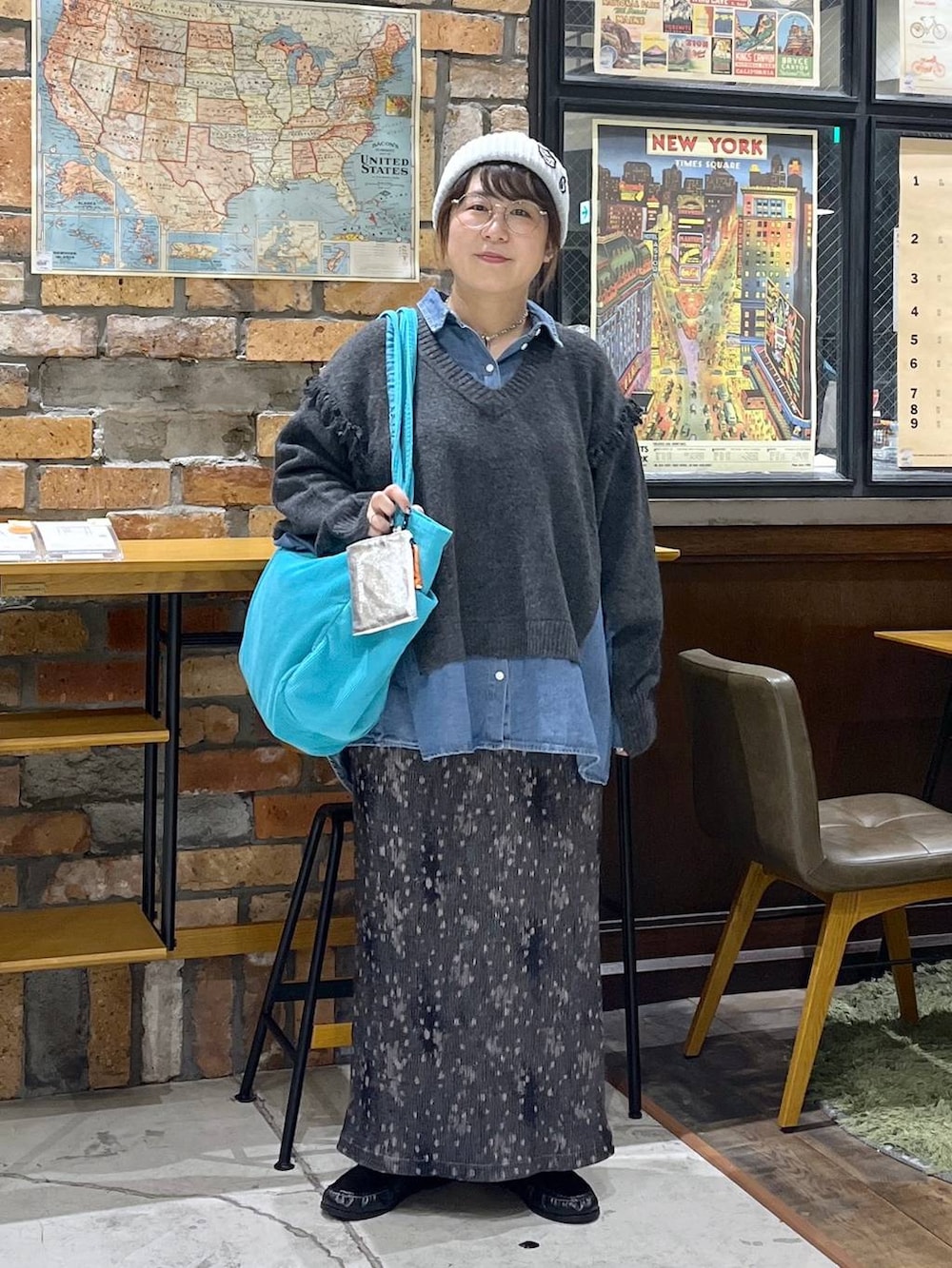 ブラック系のローファー、グレー系のスカート、グレー系のニット/セーターを着用したレディースの秋コーディネートの7枚目の写真